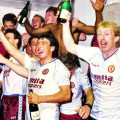 Team con la maglia dell'Aston Villa 1988 Ospiti