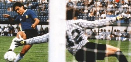 Pedro Pasculli de Argentina gol a Uruguay Octavos de final Mundial 86