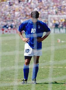 Roberto Baggio, dopo aver sbagliato il rigore decisivo nella finale contro il Brasile a USA 94