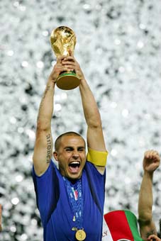 Cannavaro alza la coppa del mondo a Berlino nel 2006