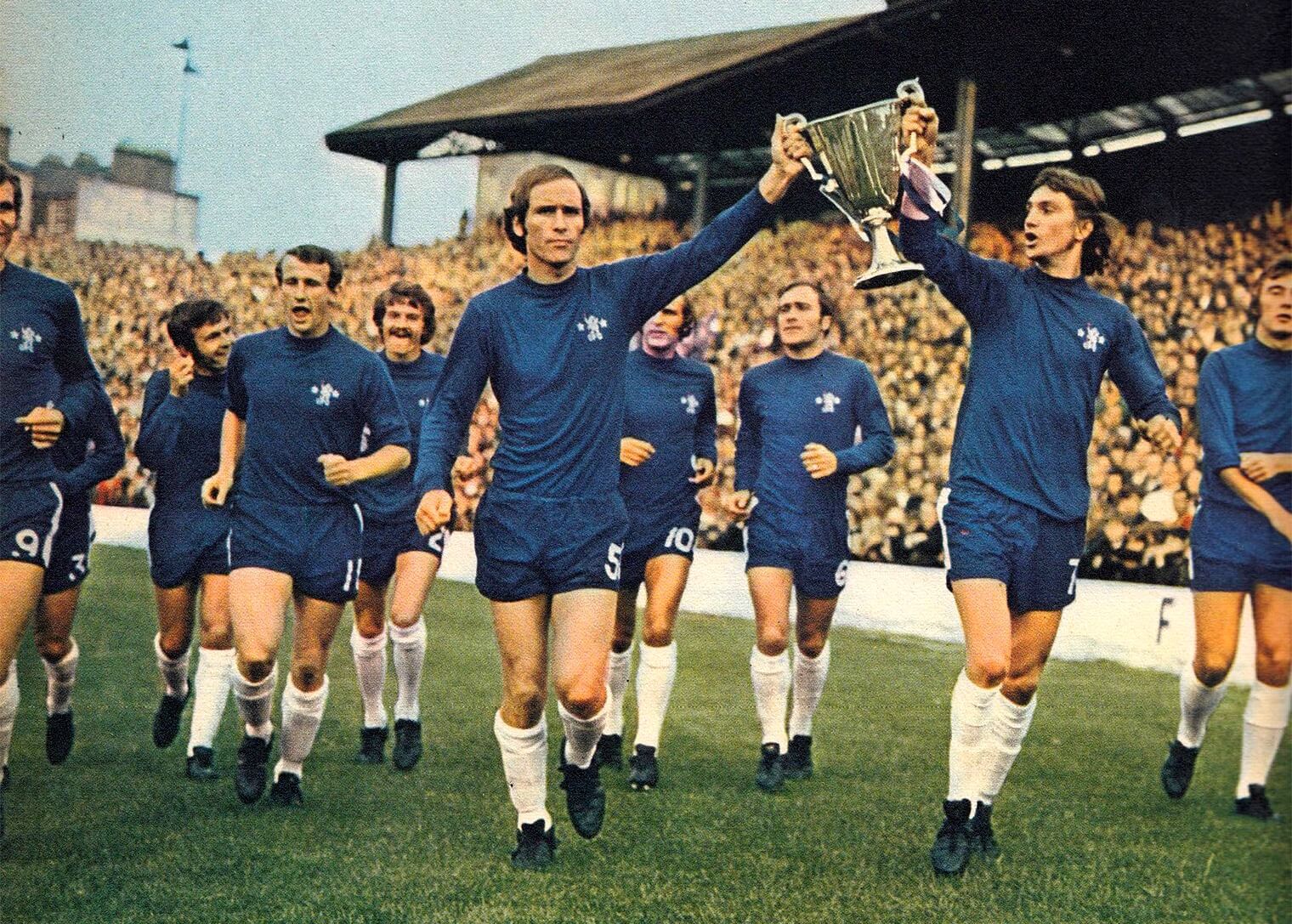 Il Chelsea con la Coppa delle Coppe vinta nella finale contro il Real Madrid nel 1971